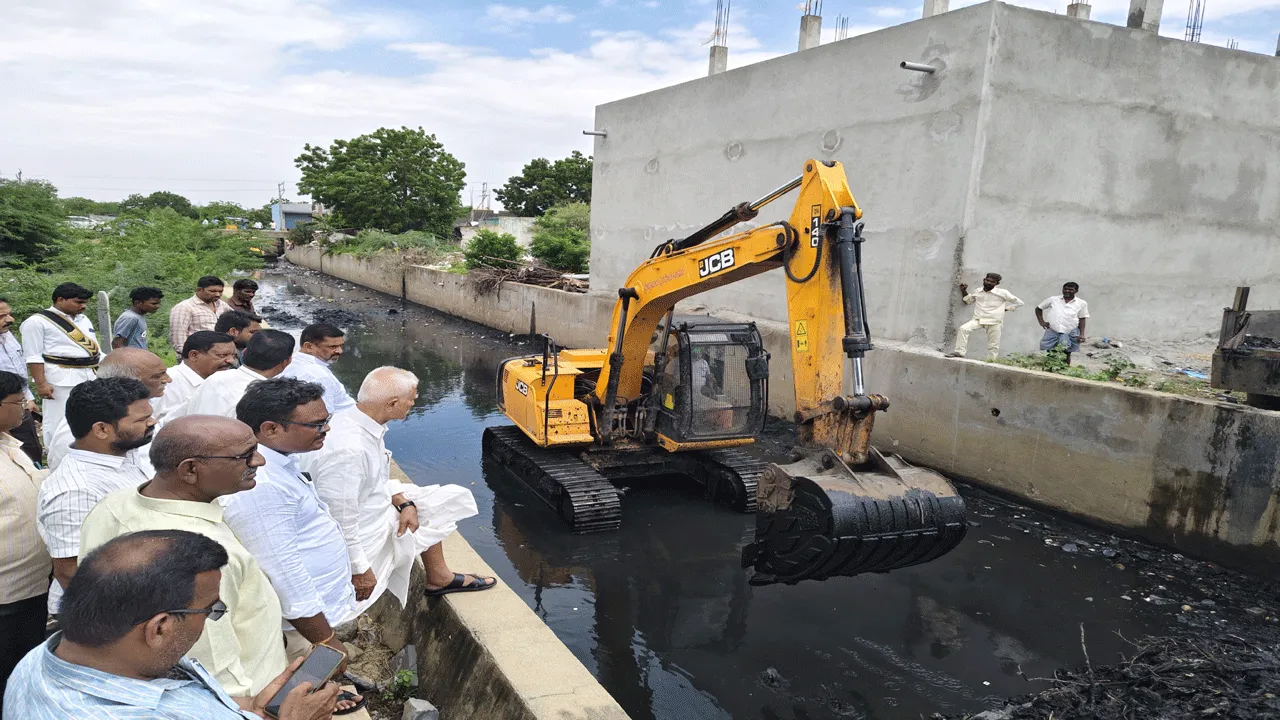  కాలువల్లో పూడికతీత పనులు 