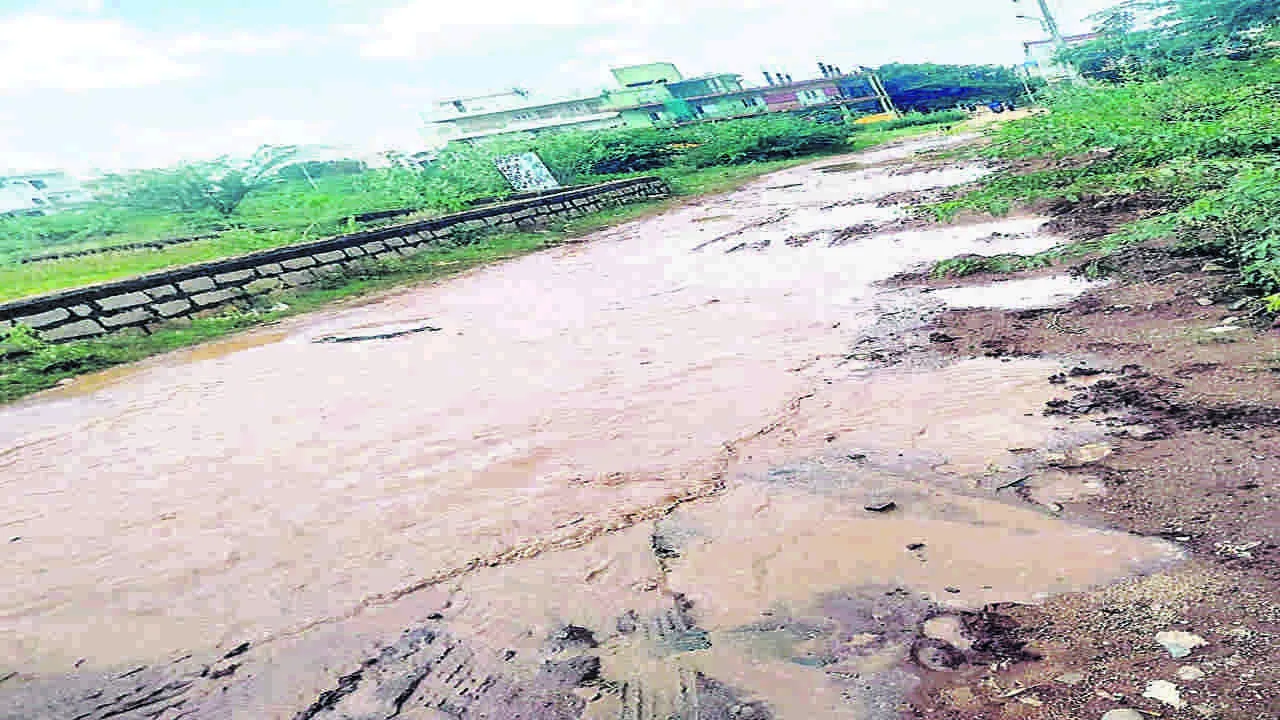 HINDUPURAM ROADS ; రోడ్లు ఇలా... ఇళ్లకు చేరేది ఎలా?