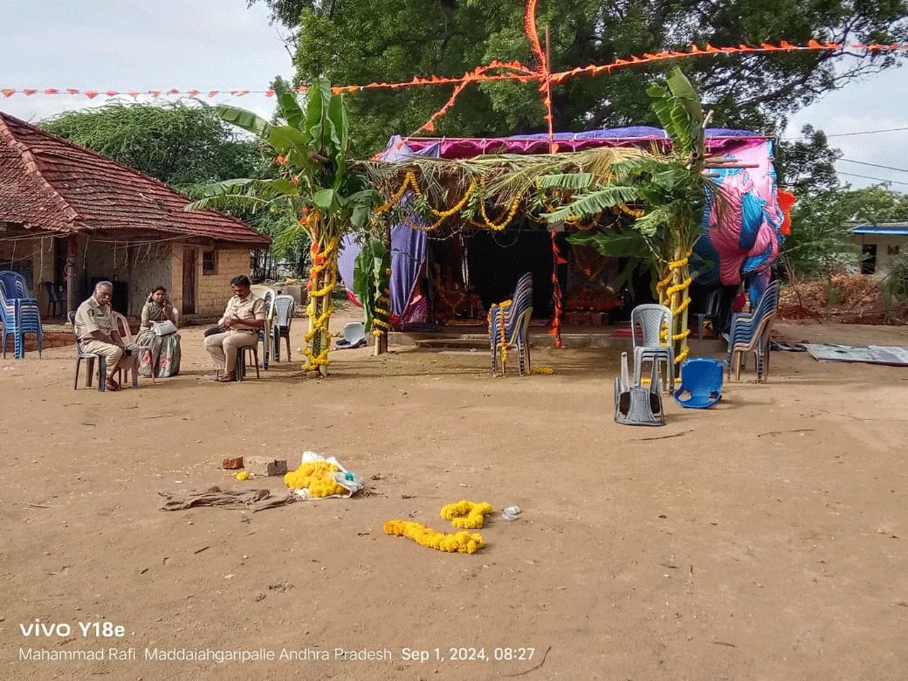 విగ్రహ ప్రతిష్ఠను అడ్డుకున్న పోలీసులు