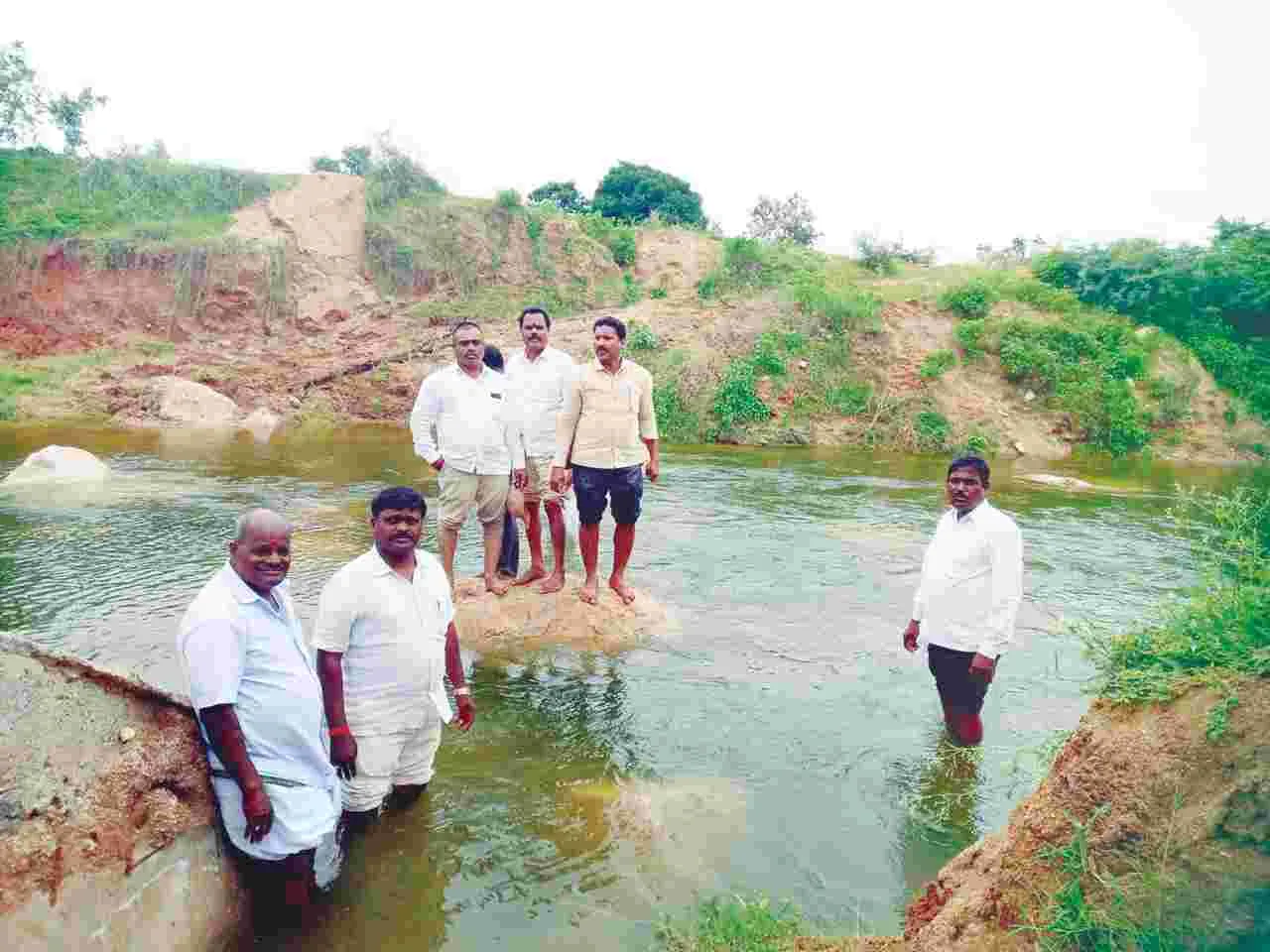 రైతులకు సాగునీరు అందించాలి 