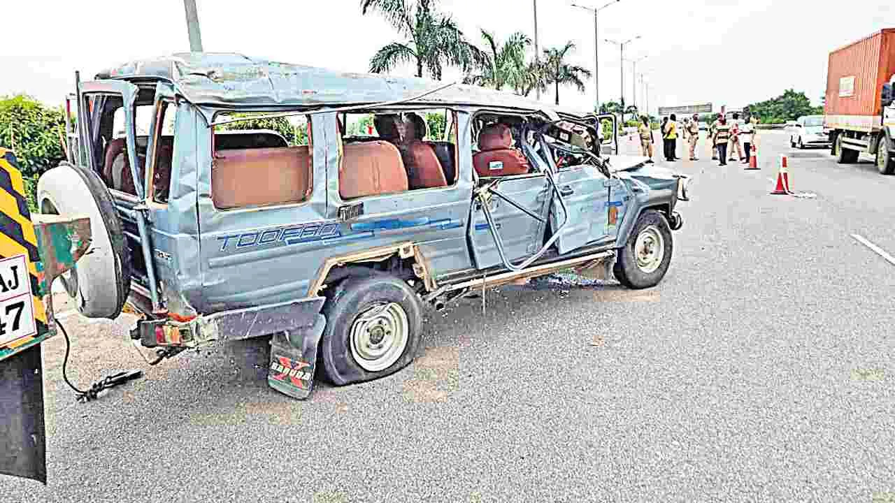 Accident: ఔటర్‌పై ఘోర రోడ్డు ప్రమాదం..