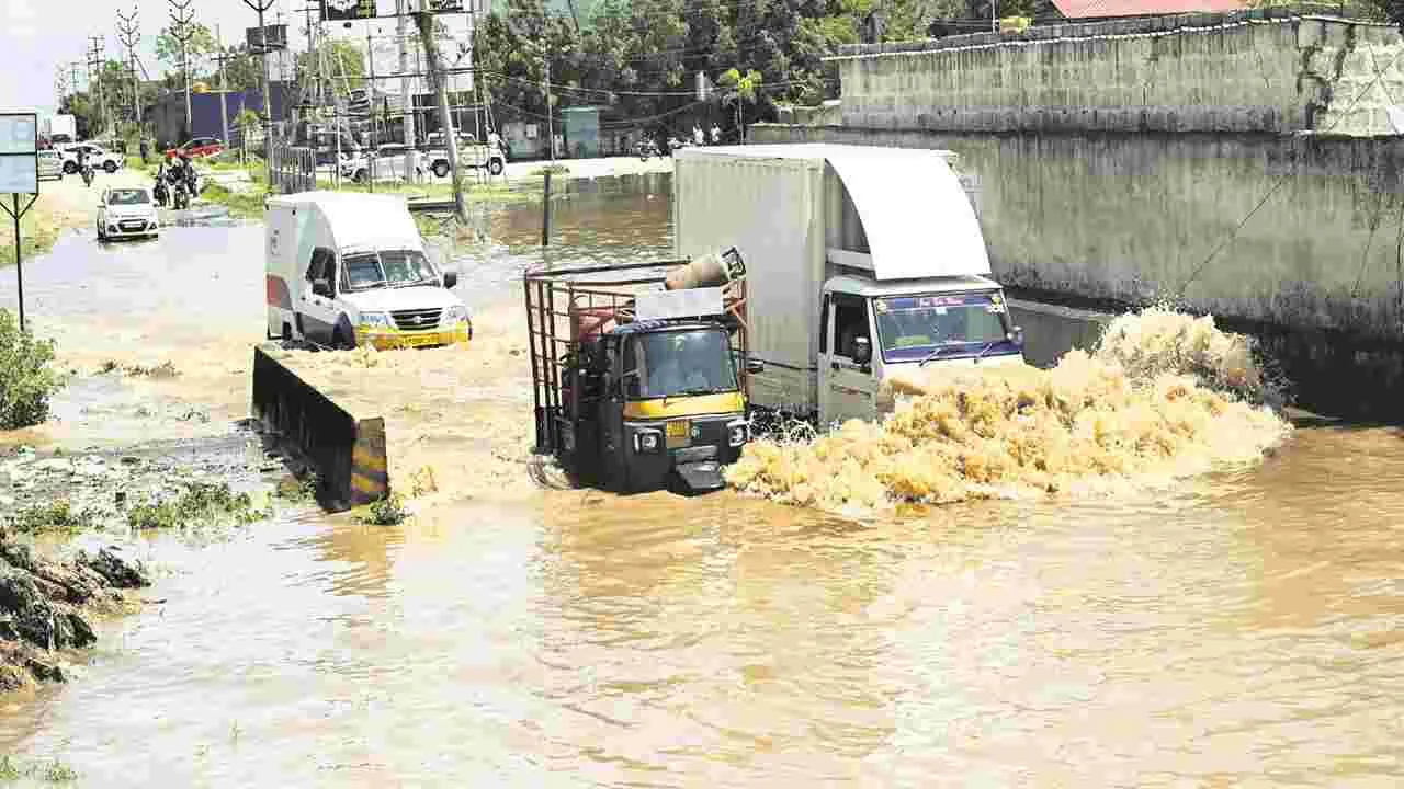 City Roads : హైవే.. కంపు కంపు..!