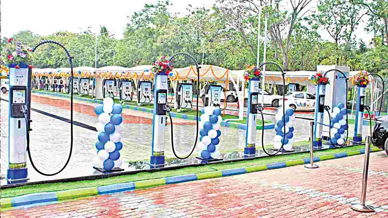 EV Charging Hub: శంషాబాద్‌లో అతిపెద్ద ఈవీ చార్జింగ్‌ హబ్‌..