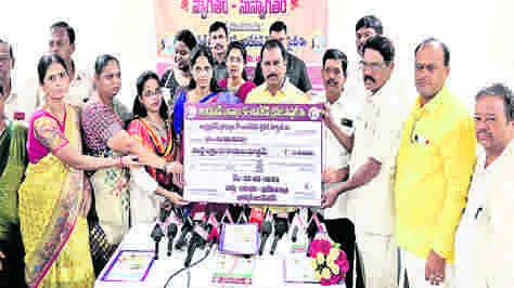 MLA DAGGUPATI: బ్రాహ్మణ కో-ఆపరేటివ్‌ సొసైటీ ద్వారా రుణాలు 