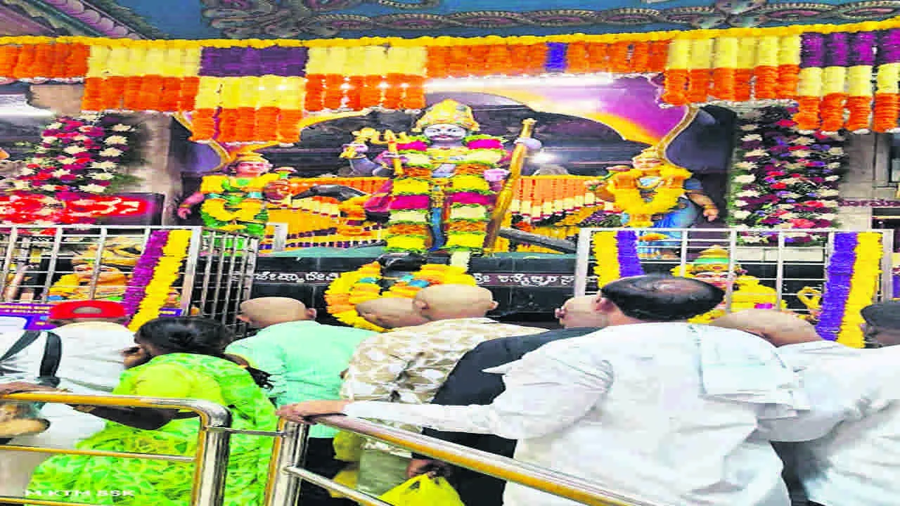 GOD : పావగడలో పోటెత్తిన భక్తులు 