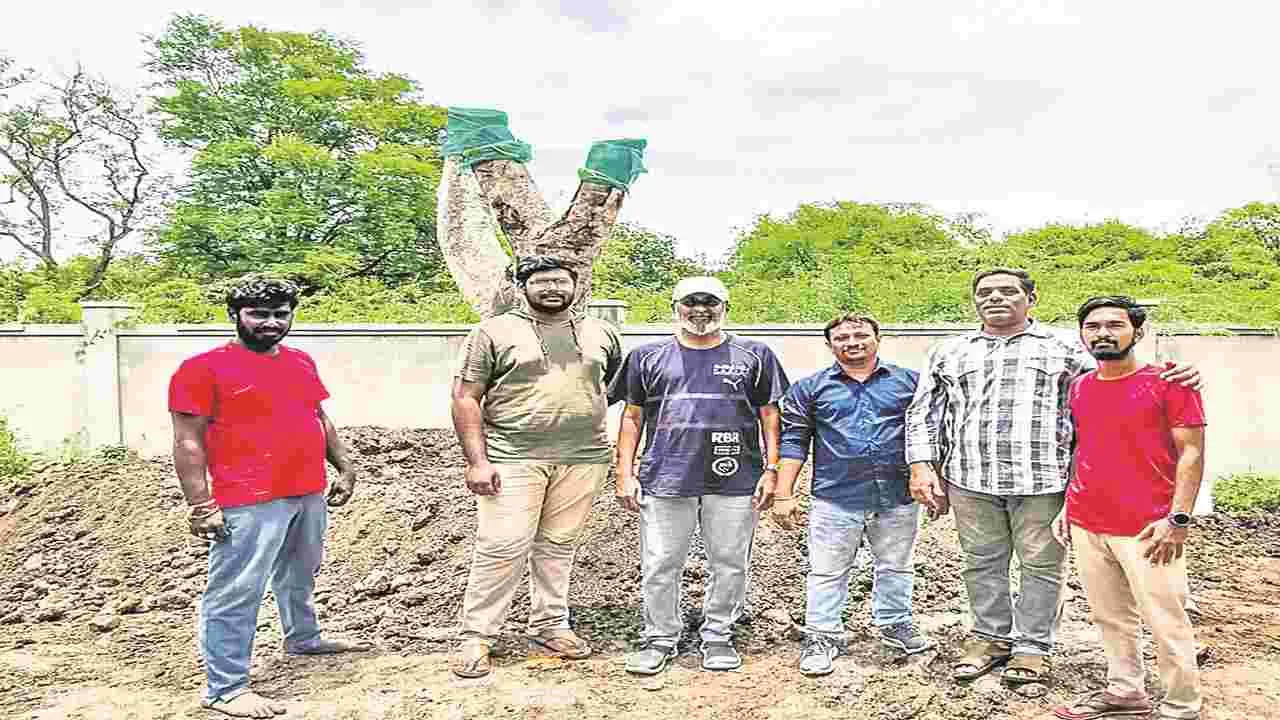 TREE PLANTAION: చెట్టుకు జీవం..!