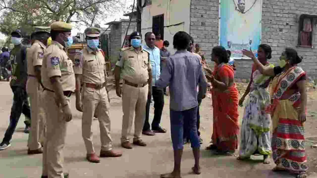 Police Incident: ఎక్సైజ్‌ సిబ్బంది నుంచి తప్పించుకోబోయి.. 