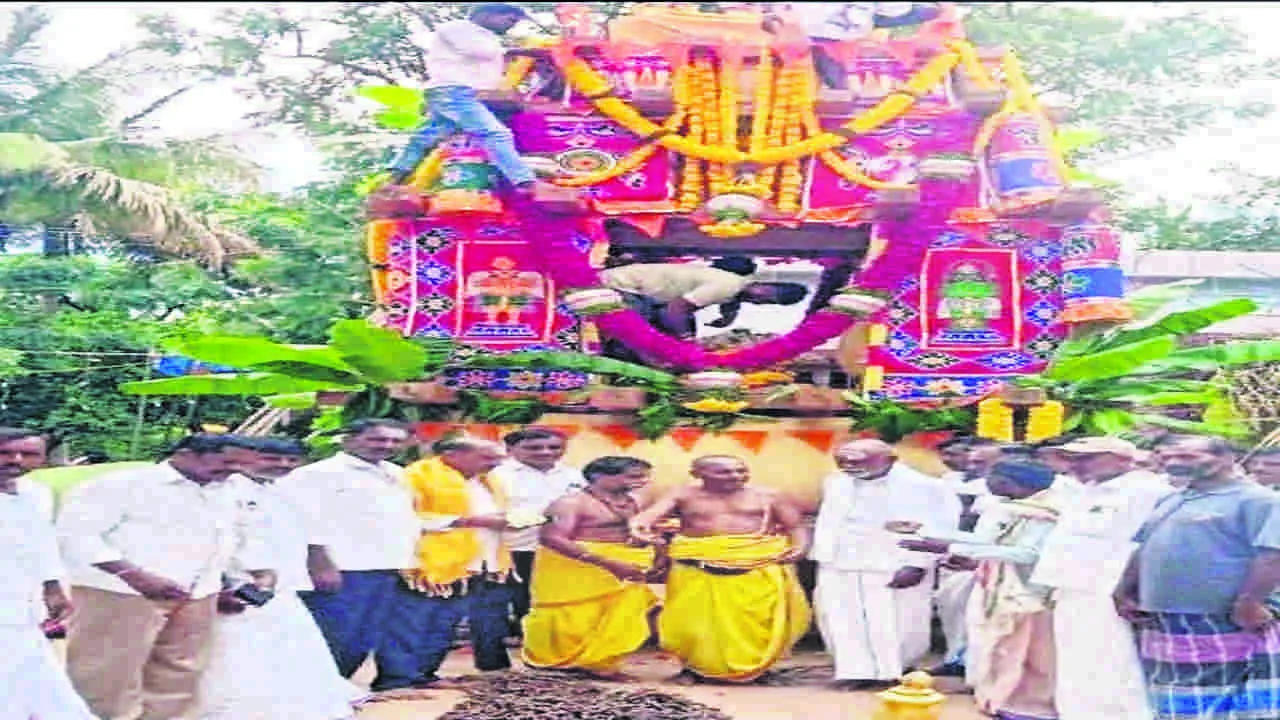 RATHOTSAVAM ; ఘనంగా వేణుగోపాలస్వామి రథోత్సవం