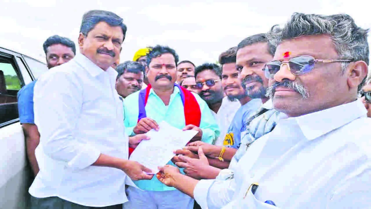 MINISTER KESAV : మంత్రికి వినతుల వెల్లువ