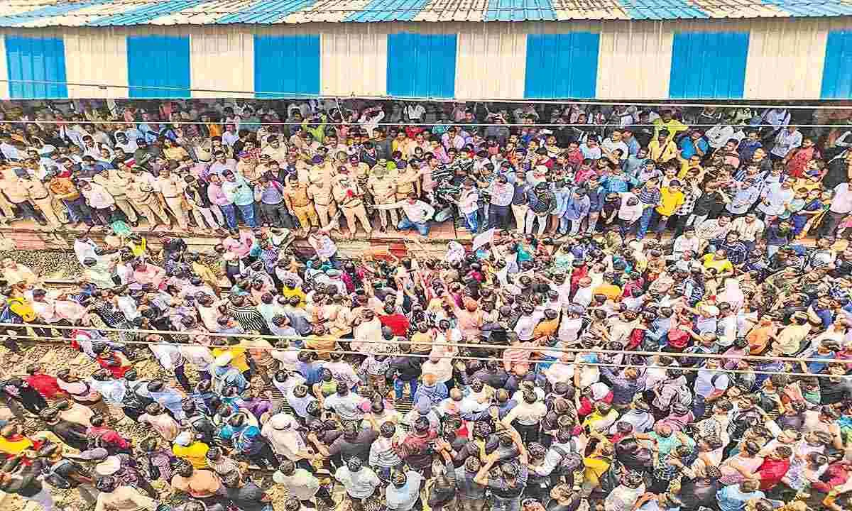 స్కూల్‌ టాయిలెట్‌లో చిన్నారులపై దారుణం