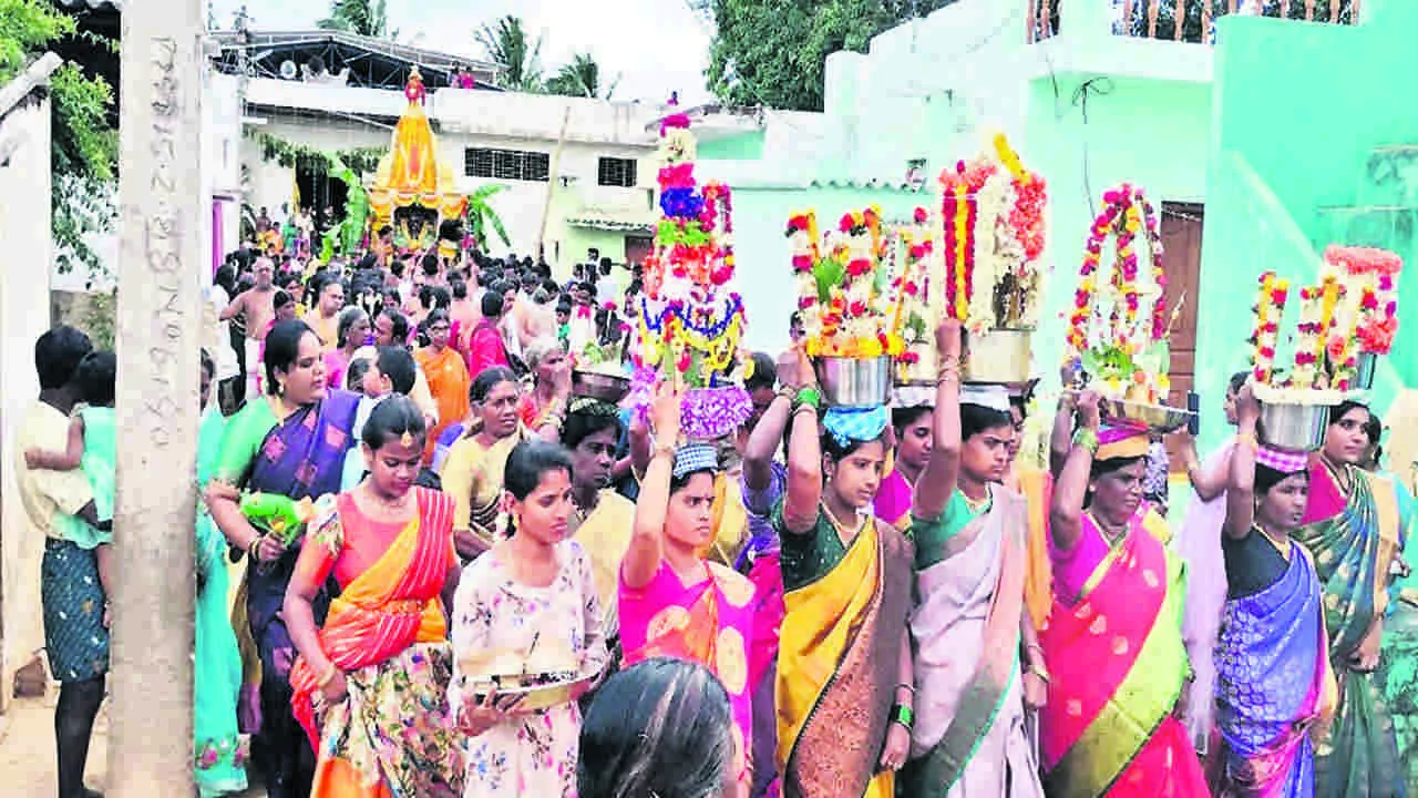 RATHOTSAVAM : కన్నుల పండువలా వేణుగోపాలస్వామి రథోత్సవం