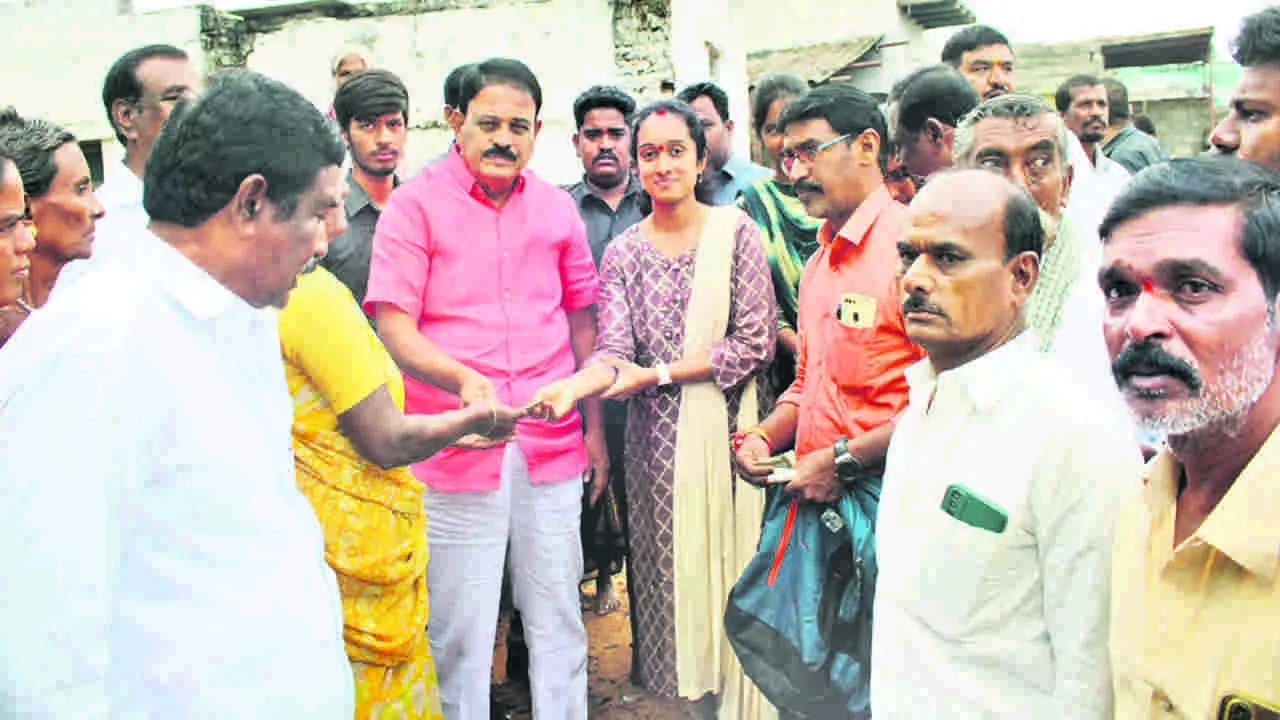 MLA PALLE SINDHURA : పింఛన్లు పంపిణీ చేసిన ఎమ్మెల్యే పల్లె సింధూర