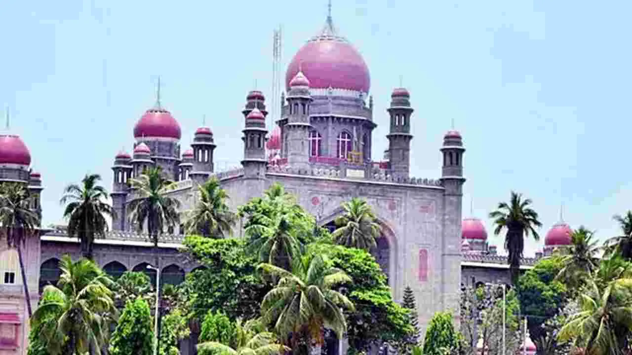 High Court: వీధి కుక్కలను పునరావాస కేంద్రాలకు తరలించండి..