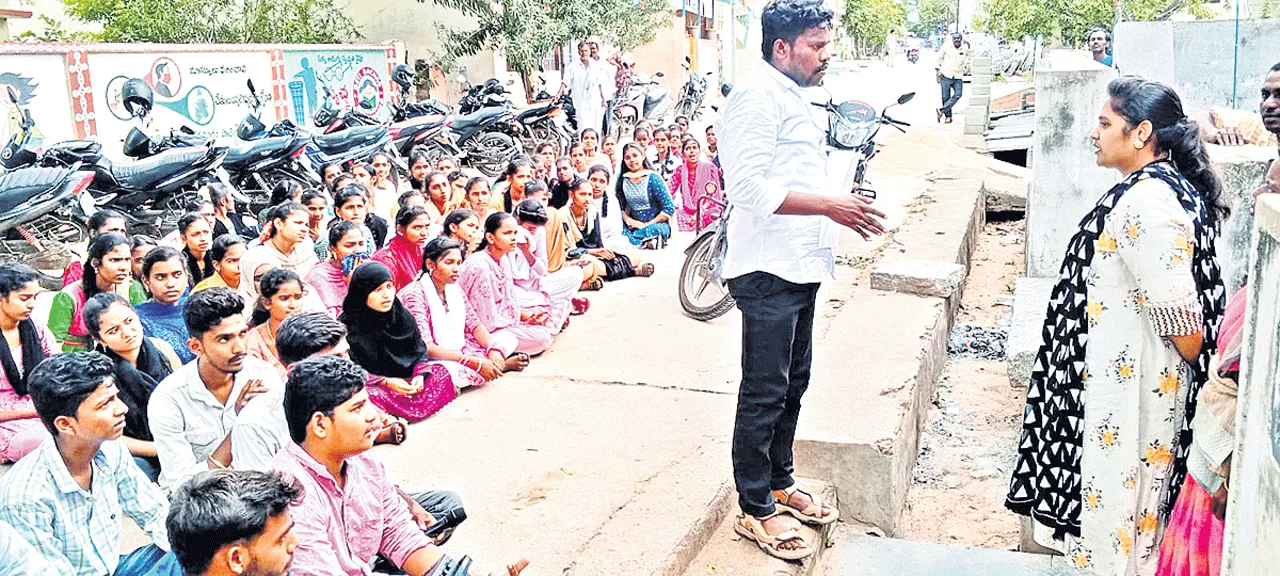 క్రీడా మైదానాన్ని కాపాడండి