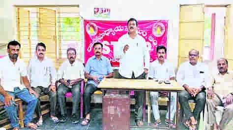 TEACHERS: మున్సిపల్‌ టీచర్ల బదిలీలు చేపట్టాలి 