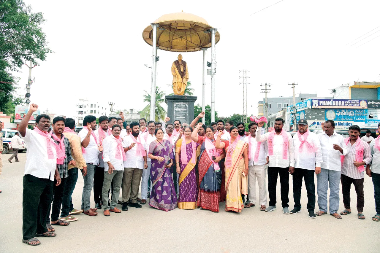 సీఎం వ్యాఖ్యలపై భగ్గుమన్న గులాబీ శ్రేణులు