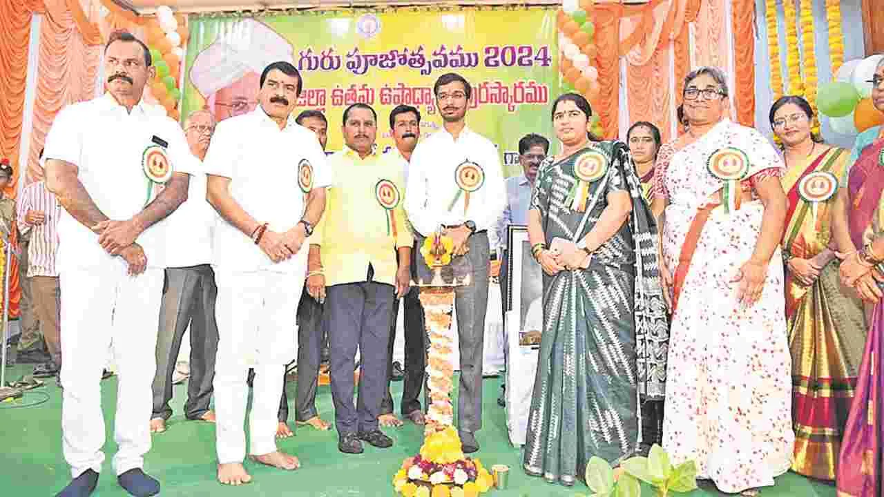 Collector : గురువే గైడ్‌.. ఫిలాసఫర్‌