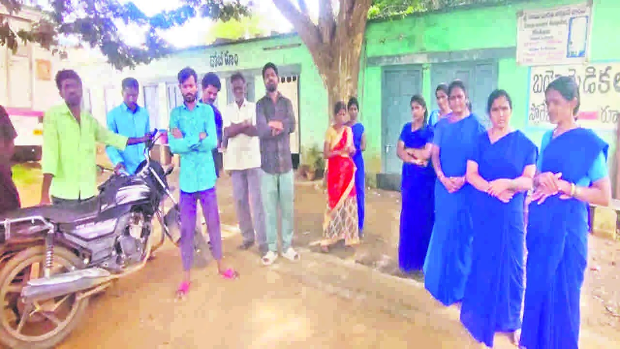 HINDUPUR : నాలుగు నెలలుగా అందని జీతాలు 