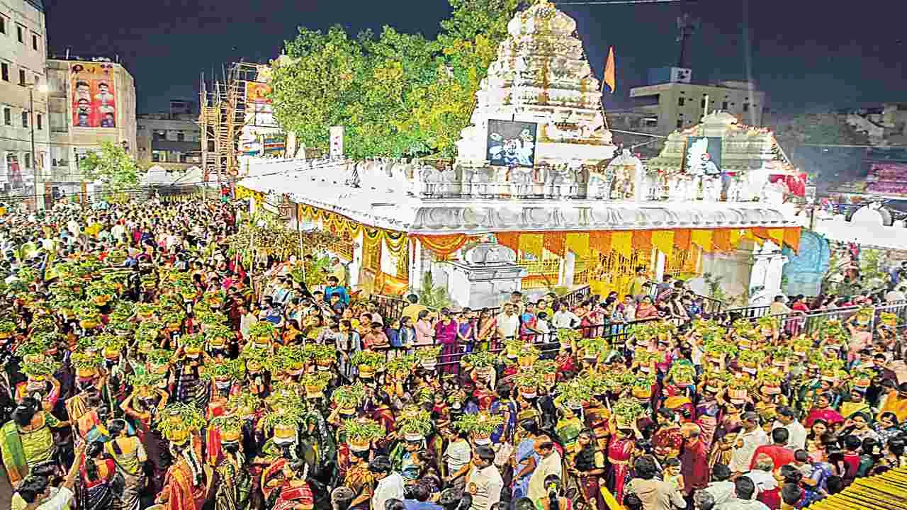 Bonalu Festival: బోనమెత్తిన భాగ్యనగరం..