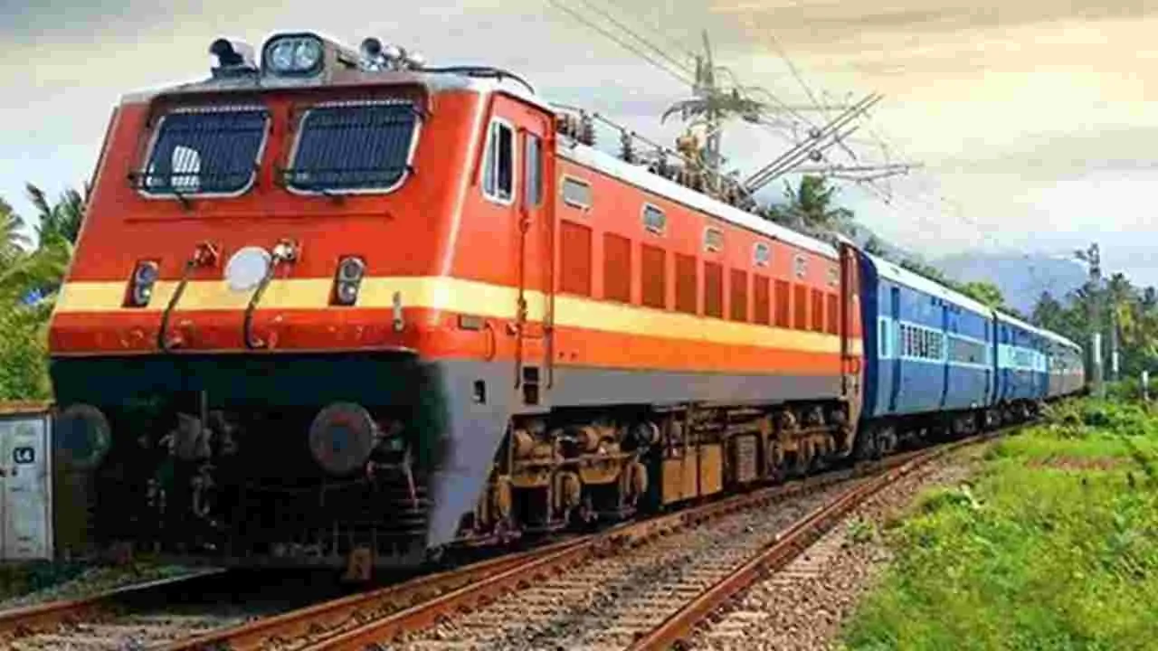 Train cancellations: భారీ వర్షాలతో 80 రైళ్ల రద్దు..