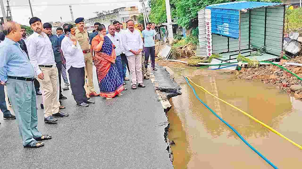 Mahabubabad: కూలిన ఇళ్ల స్థానంలో ఇందిరమ్మ ఇల్లు: మంత్రి సీతక్క