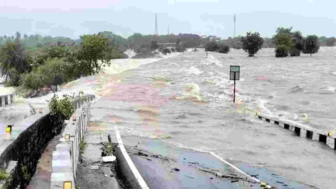 Floods : ముగ్గురిలో ఒక్కరే బతికారు!