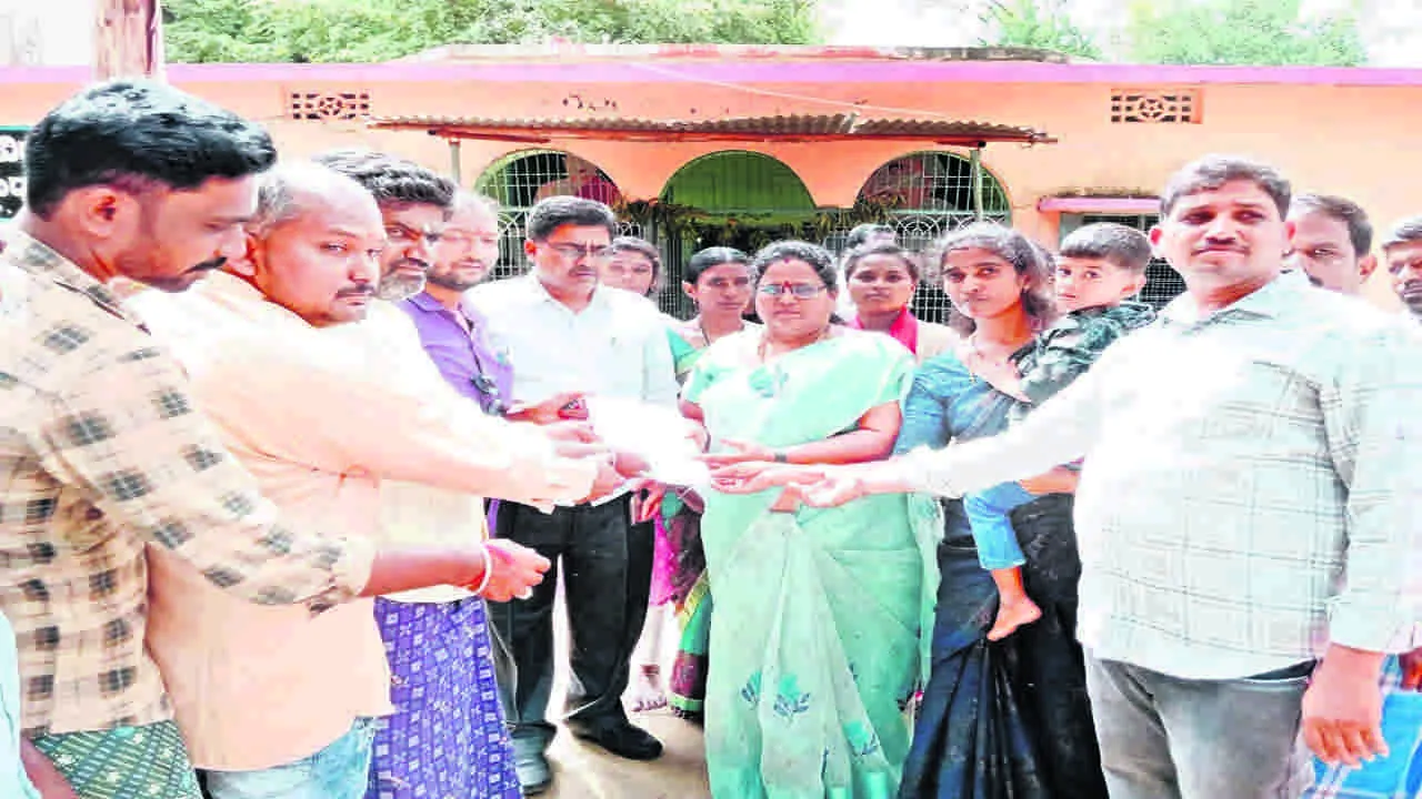 STUDENTS : టీచర్‌ బదిలీని రద్దు చేయాలని వినతి 