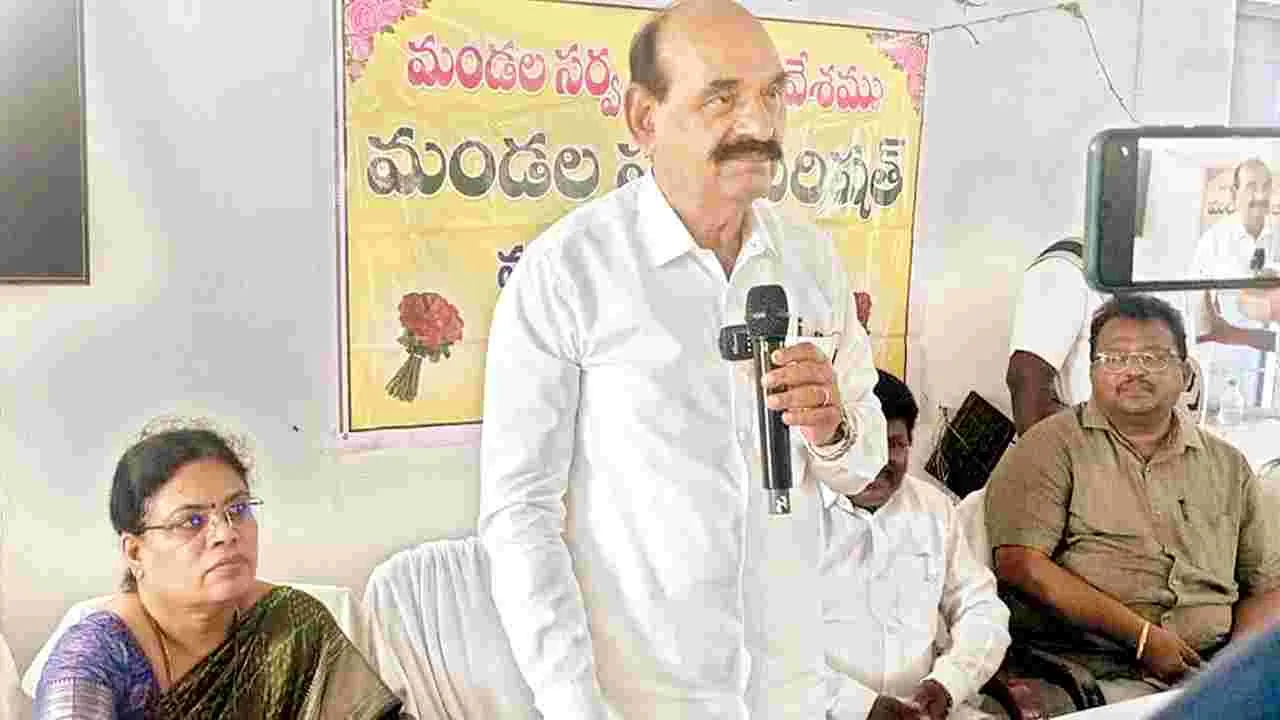 ఉద్యోగులు అంకిత భావంతో పని చేయాలి