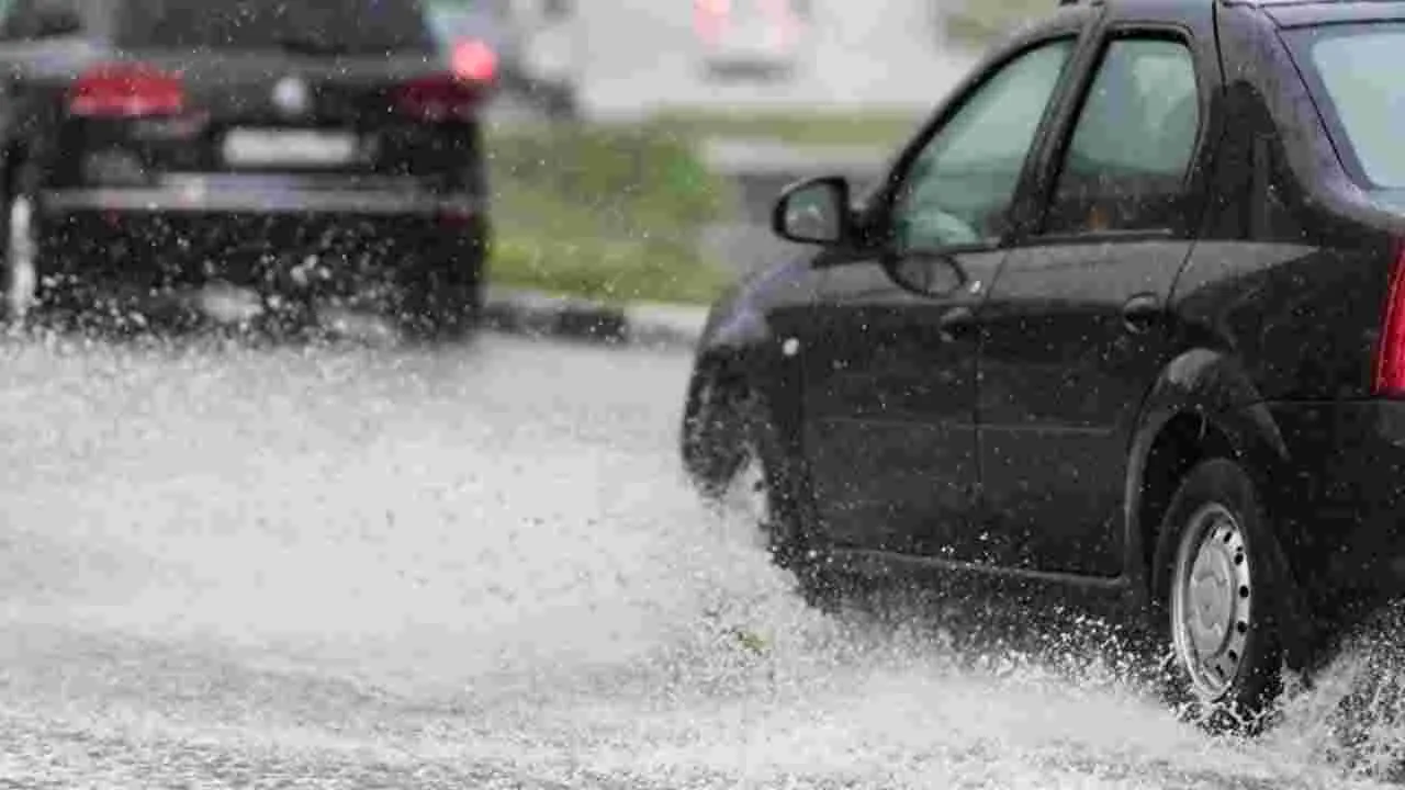 Driving in Rain: వర్షంలో డ్రైవింగ్ చేస్తున్నారా.. ఈ జాగ్రత్తలు తప్పనిసరి..!