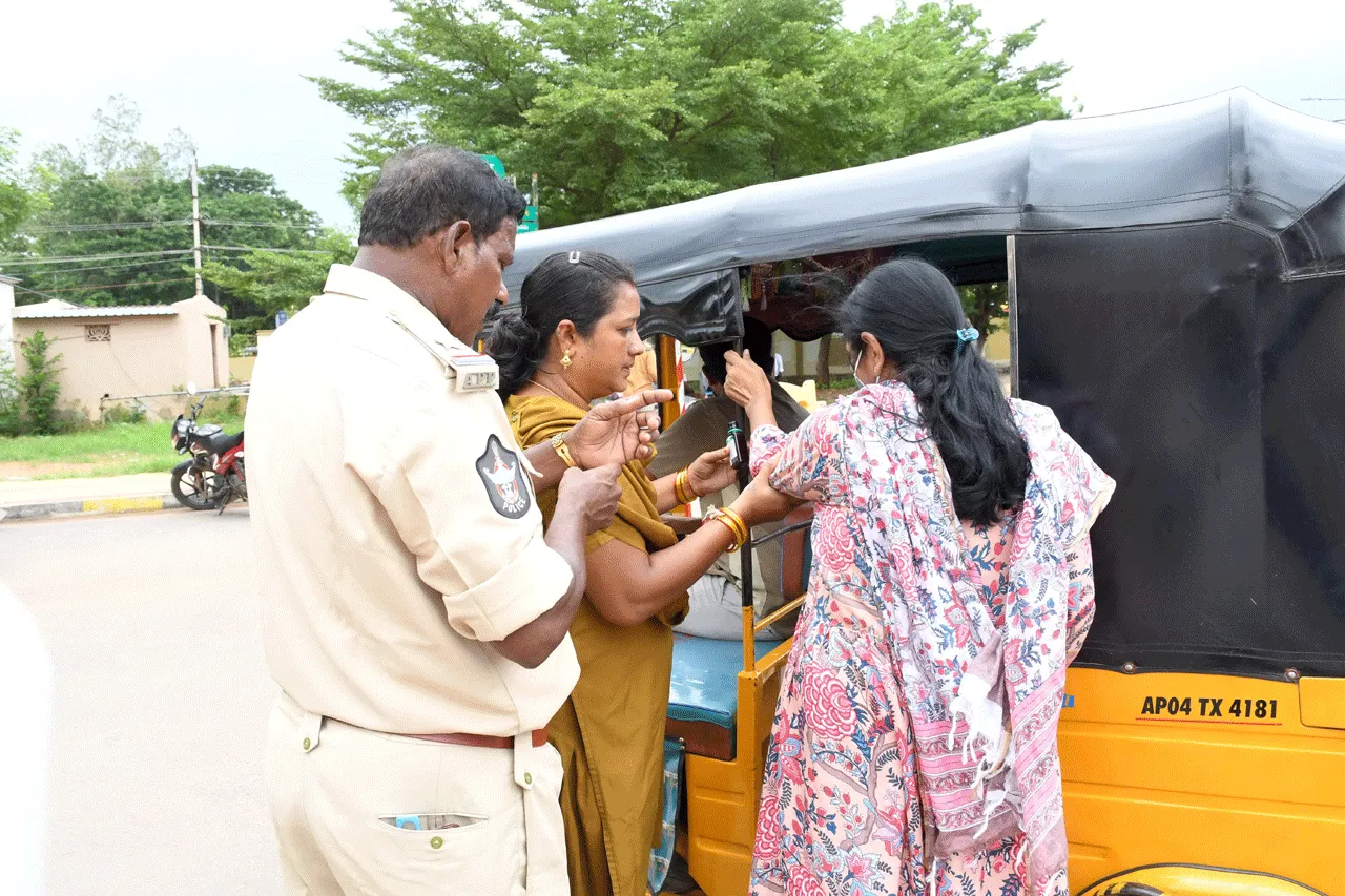 కలెక్టరేట్‌లో స్టాఫ్‌నర్సు ఆత్మహత్యాయత్నం