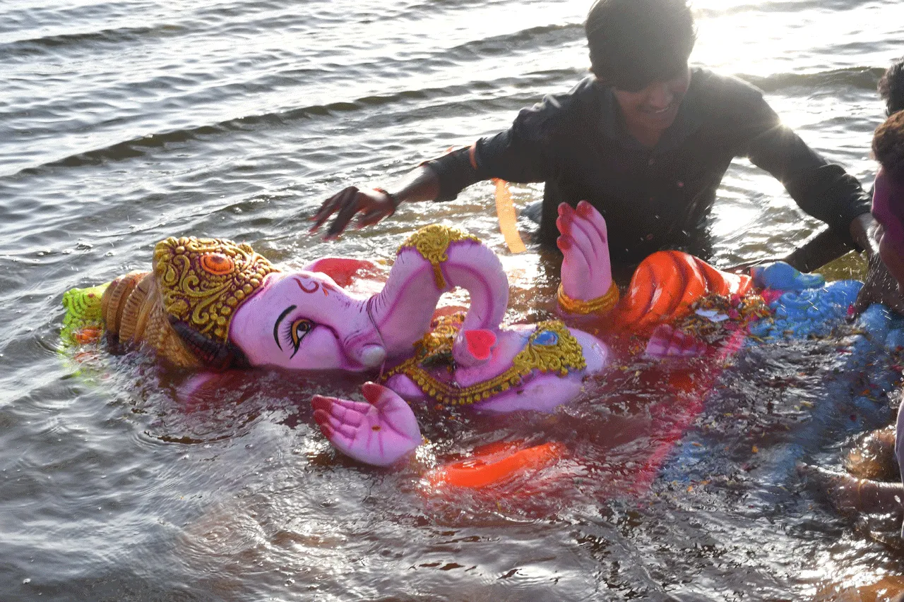 కోలాహలంగా వినాయకుడి నిమజ్జనం 