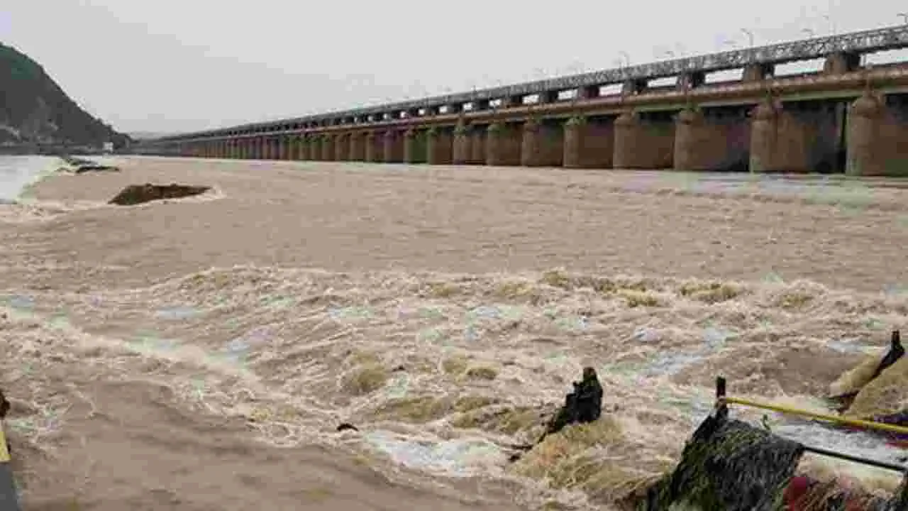 Rains: భారీ వర్షాలతో జలాశయాలకు పెరుగుతున్న వరదనీరు..