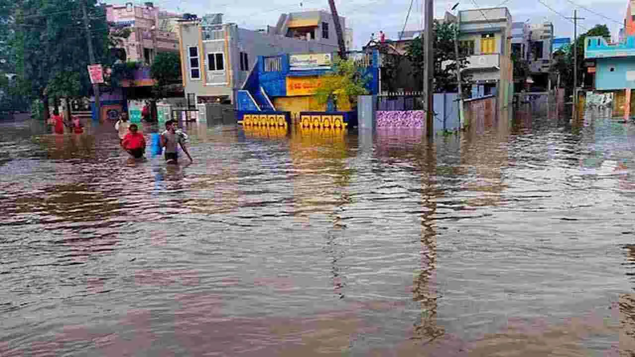 AP Flood: మైలవరం ఎర్ర చెరువుకు గండి... మైక్‌ల ద్వారా ప్రచారం