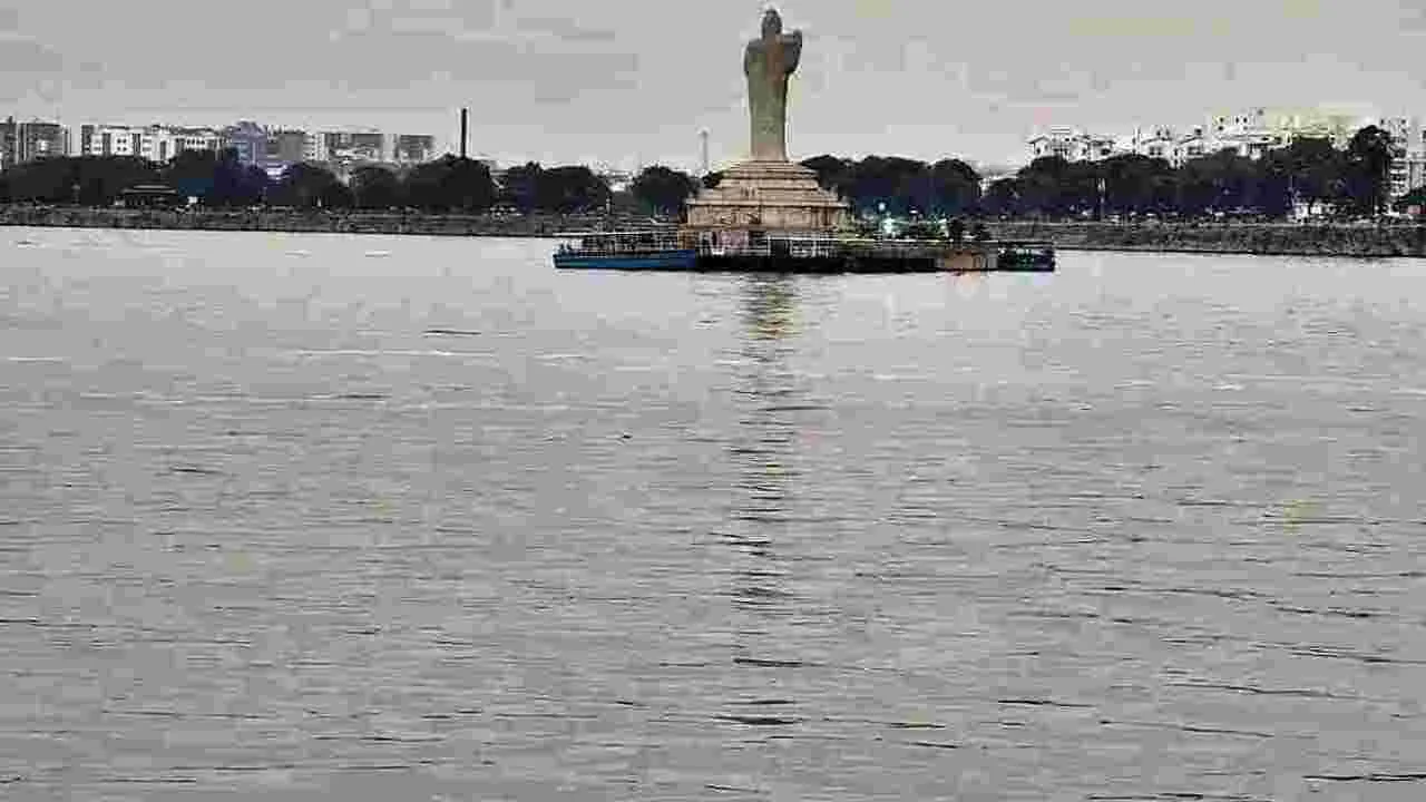 Hussain Sagar: నిండుకుండలా హుస్సేన్ సాగర్.. ప్రజలను అలర్ట్ చేసిన అధికారులు