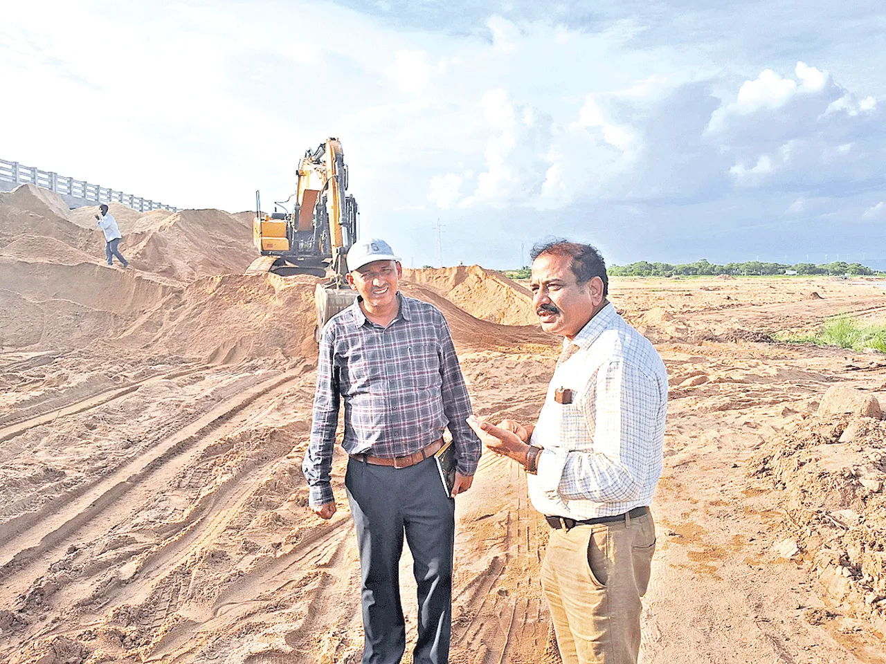 ఇసుక దందాకు పాల్పడితే కఠిన చర్యలు