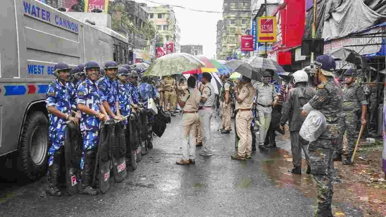 Nabanna rally: యుద్ధరంగంగా మారిన కోల్‌కతా రోడ్లు.. విద్యార్థులపై వాటర్ కేనన్లు, టియర్ గ్యాస్