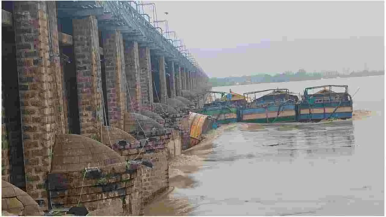 Prakasam Barrage: ప్రకాశం బ్యారేజీ గేట్ల మరమ్మతులు పూర్తి.. కన్నయ్యకు సన్మానం