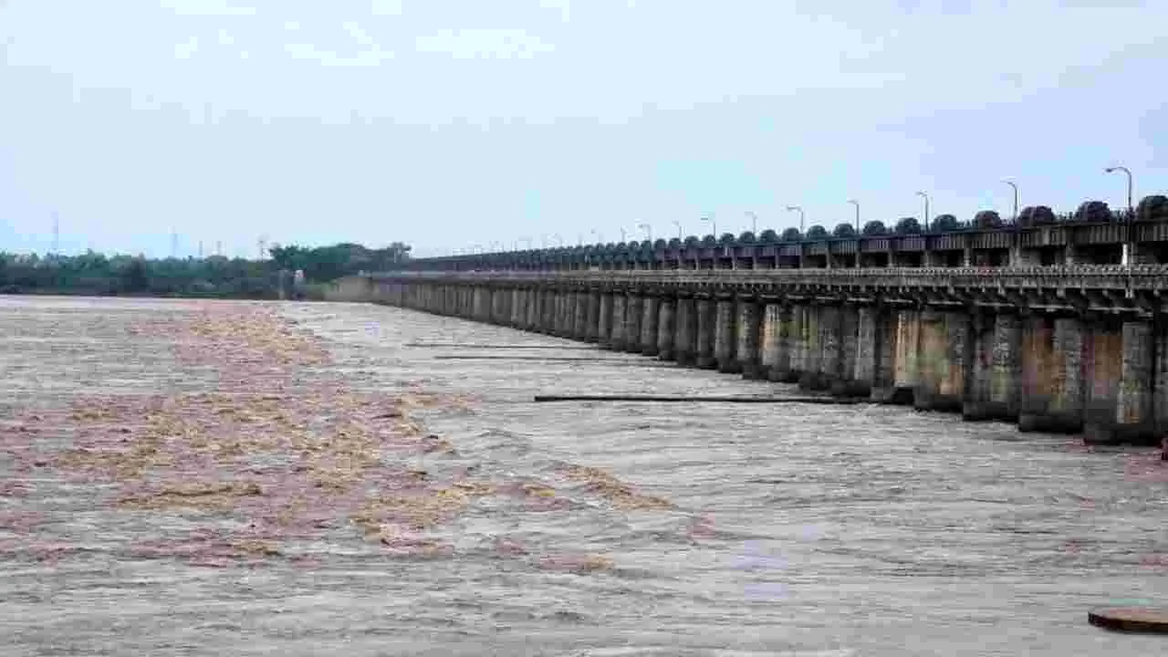 Rain Effect: తూ.గో.జిల్లాకు అలర్ట్.. భారీ వర్షాలకు విద్యాసంస్థలు బంద్..