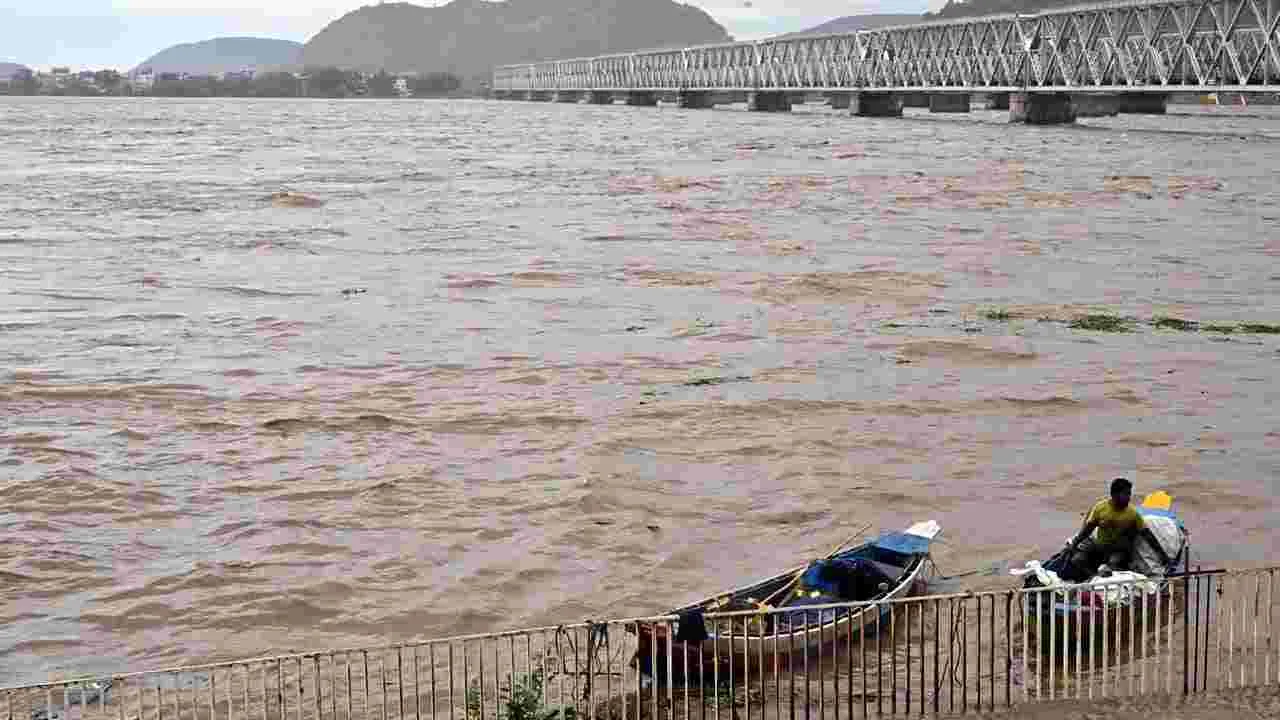 Rain Effect: ప్రకాశం బ్యారేజ్‌కి స్వల్పంగా తగ్గిన వరద ఉద్ధృతి..