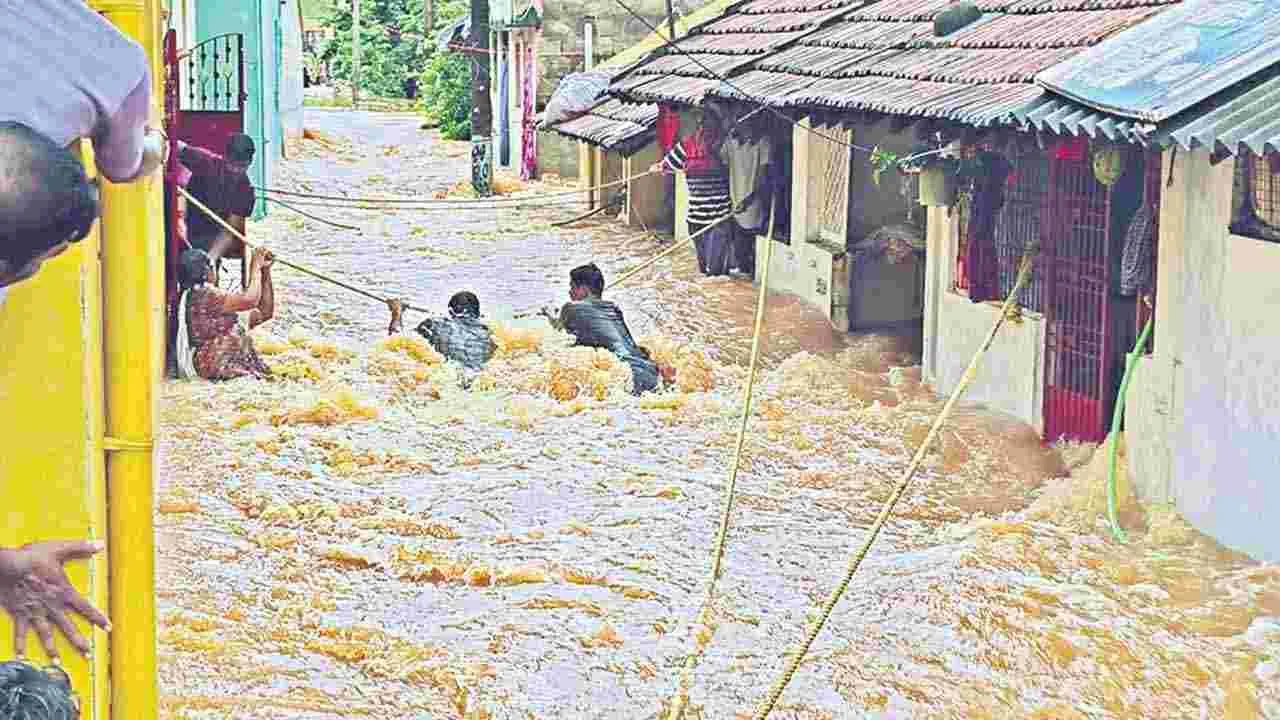 Heavy Rains: విజయవాడలో భారీ వర్షాలు.. ఓ బిల్డింగ్‎లో చిక్కుకున్నా 17 మంది వ్యక్తులు