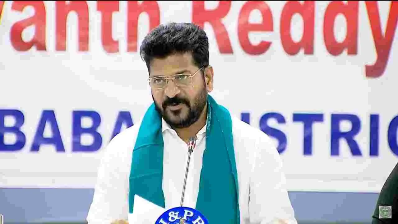 CM Revanth Reddy: ఆక్రమణల వల్లే ఖమ్మంకు ఈ పరిస్థితి.. కేసీఆర్ ఫ్యామిలీ 2వేల కోట్లు ఇవ్వాలని రేవంత్ డిమాండ్