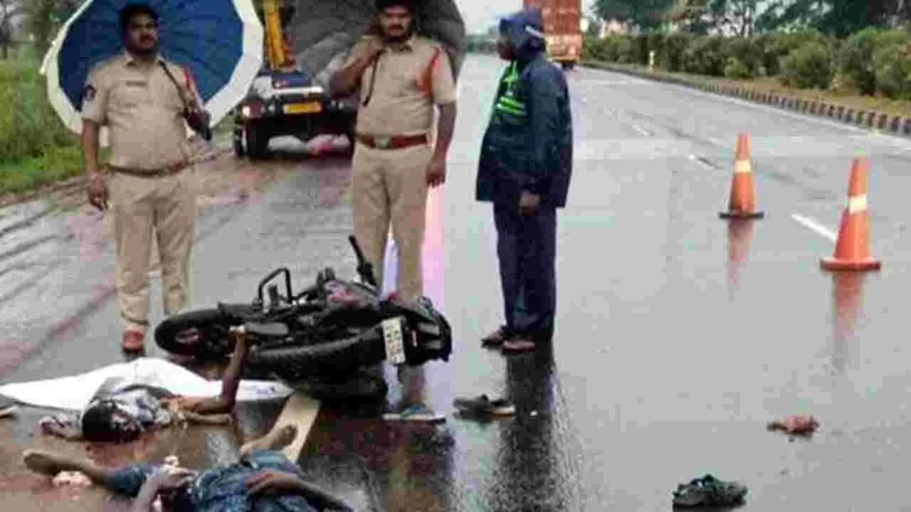 Road Accident: కాకినాడ జిల్లాలో దారుణం.. ముగ్గురు అన్నదమ్ములు మృతి..