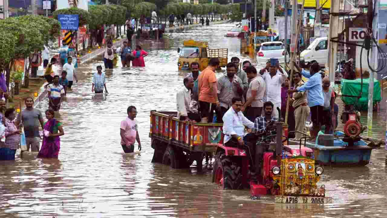 Visakhapatnam : వరదలతో విలవిల 