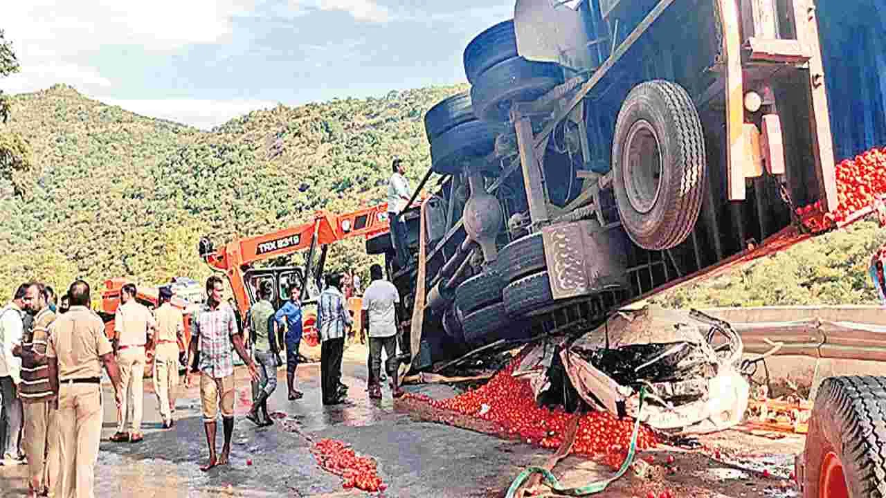 Chandragiri : ప్రాణాలు తీసిన కంటైనర్‌