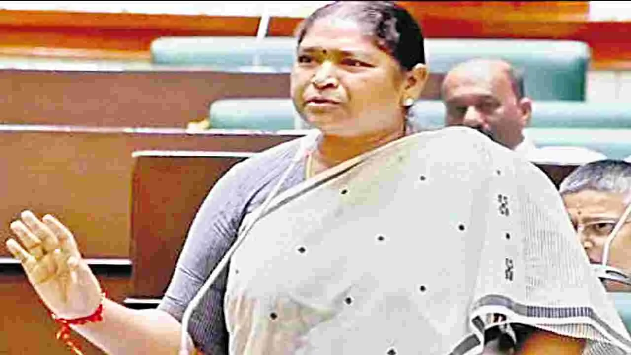 Minister Seethakka : నేను మంత్రినైనా.. నా తల్లిదండ్రులు రోజూ అడవికి వెళ్లి పనిచేసుకుంటారు