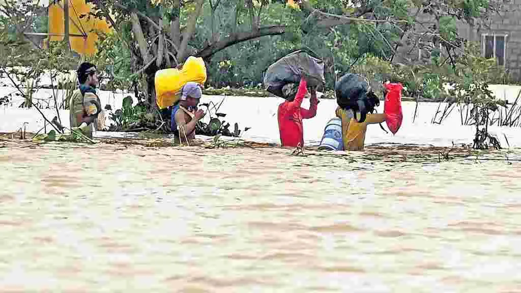 వరద ప్రాంతాల్లో కరెంటు బిల్లుల వసూలు వాయిదా: సీఎం