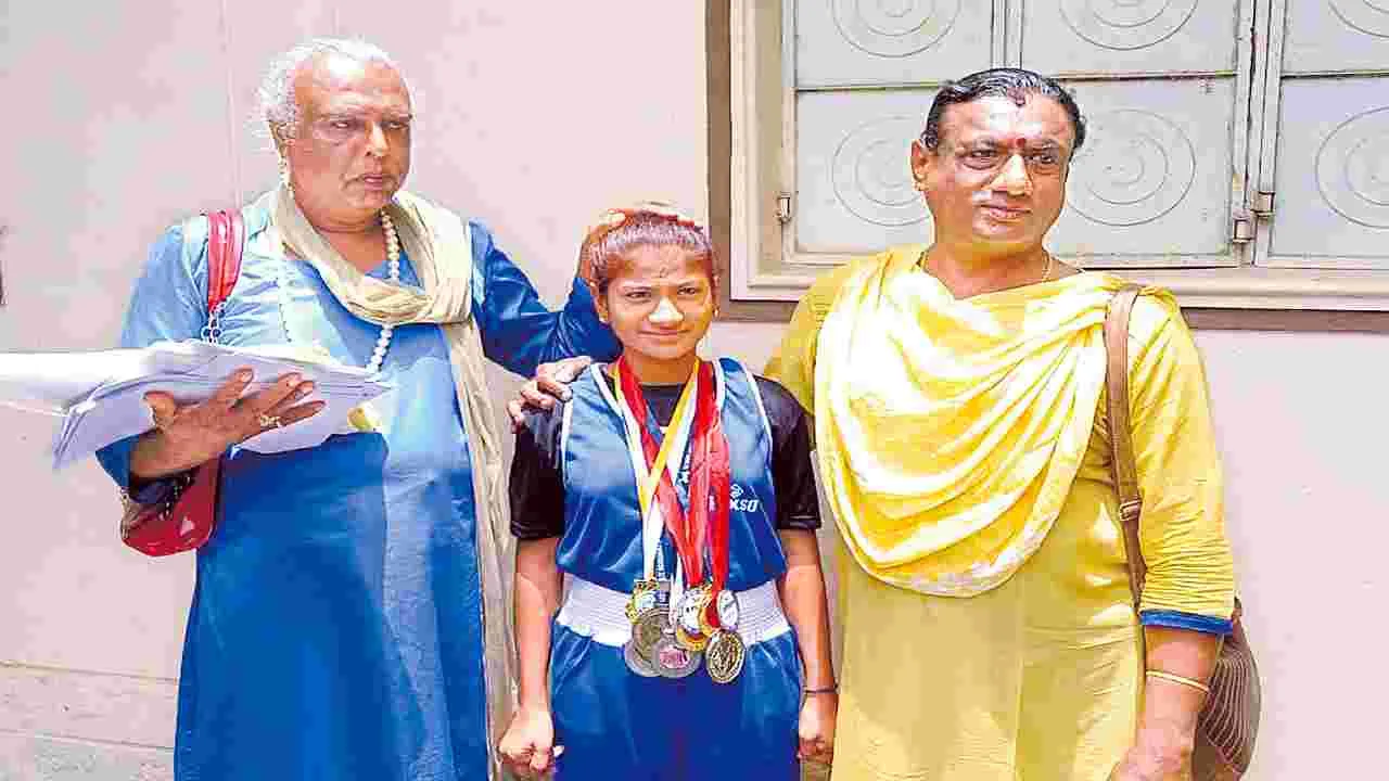 National Level kick Boxer : కూతురు కలే తనదిగా..!