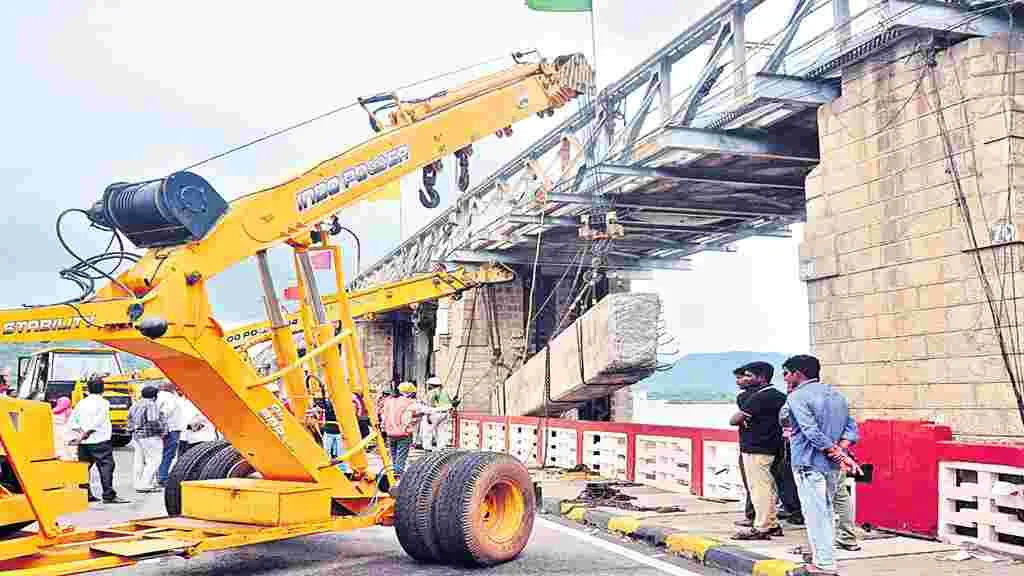 ప్రకాశం బ్యారేజీలో దెబ్బతిన్న మరో కౌంటర్‌ వెయిట్‌