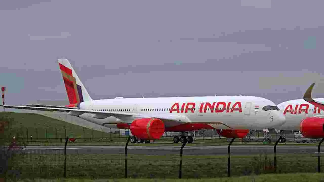 Air India Flight : బయలుదేరిన కొద్దిసేపటికే విమానంలో సాంకేతిక సమస్య.. 