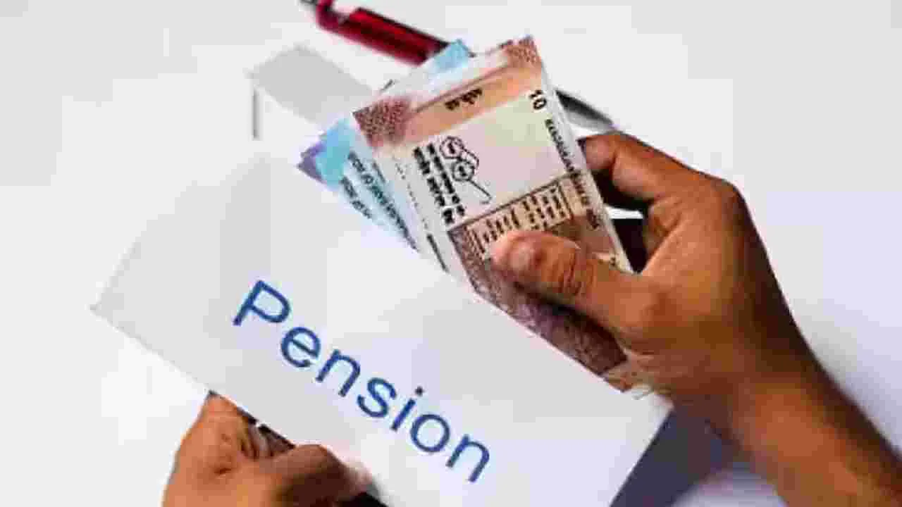 AP Pension: వర్షాన్ని సైతం లెక్కచేయకుండా జోరుగా పెన్షన్ల పంపిణీ...